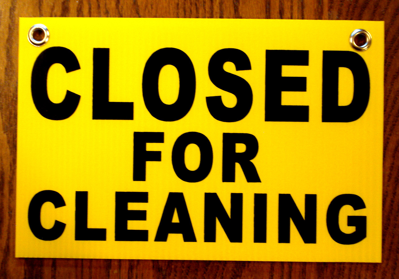 “CLOSED FOR CLEANING” Plastic Coroplast Sign with Grommets 8″x12″