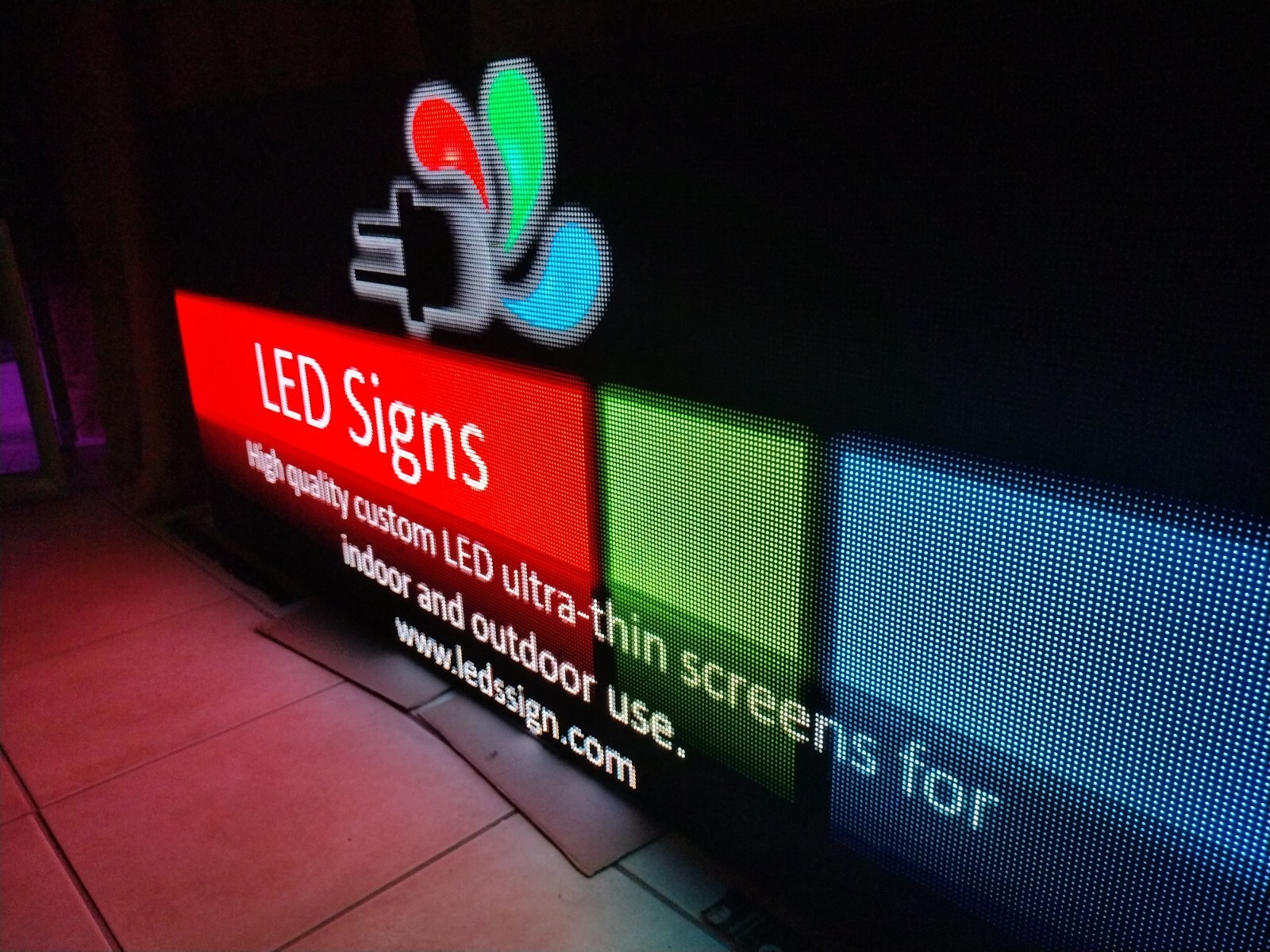 LED Sign for Indoor Use. HD Display Size 154 x 64 cm. 4Gb Internal Store. Wi-Fi.
