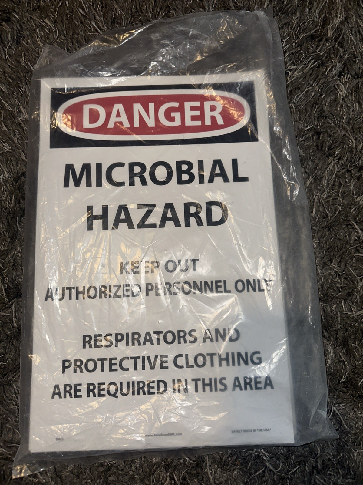 D895 DANGER – MICROBIAL HAZARD Security Sign – [Pack of 100] 17in. x 11in. Paper